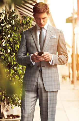 Comment porter une cravate gris foncé à 30 ans: Harmonise un costume écossais gris avec une cravate gris foncé pour dégager classe et sophistication.