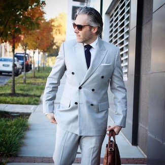 Comment porter un costume gris avec une chemise de ville blanche après 40 ans: Pense à marier un costume gris avec une chemise de ville blanche pour un look classique et élégant.