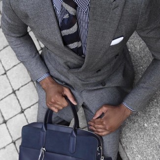 Comment porter une cravate à rayures horizontales bleu marine et vert quand il fait chaud à 30 ans: Associe un costume gris avec une cravate à rayures horizontales bleu marine et vert pour un look pointu et élégant.