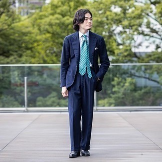 Comment porter une cravate vert menthe: Essaie de marier un costume bleu marine avec une cravate vert menthe pour dégager classe et sophistication. Décoince cette tenue avec une paire de slippers en cuir noirs.
