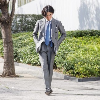 Comment porter une cravate à rayures horizontales bleu clair à 30 ans: Harmonise un costume gris avec une cravate à rayures horizontales bleu clair pour dégager classe et sophistication. Pourquoi ne pas ajouter une paire de slippers en cuir noirs à l'ensemble pour une allure plus décontractée?