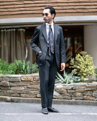 Comment porter une cravate imprimée cachemire grise: Harmonise un costume gris foncé avec une cravate imprimée cachemire grise pour un look pointu et élégant. Si tu veux éviter un look trop formel, opte pour une paire de slippers en cuir noirs.