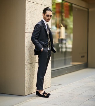 Comment porter des slippers en velours brodés noirs: Pense à opter pour un costume noir et une chemise de ville blanche pour un look pointu et élégant. Jouez la carte décontractée pour les chaussures et choisis une paire de slippers en velours brodés noirs.
