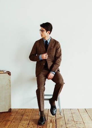 Comment s'habiller quand il fait chaud: Fais l'expérience d'un style classique avec un costume écossais marron et une chemise de ville en chambray bleu clair. Termine ce look avec une paire de slippers en cuir noirs.