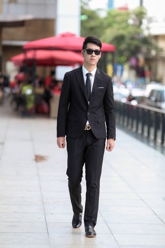 Comment porter une chemise de ville blanche avec un costume noir: Fais l'expérience d'un style élégant et raffiné avec un costume noir et une chemise de ville blanche. Si tu veux éviter un look trop formel, choisis une paire de slippers en cuir noirs.