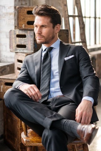 Comment porter une cravate à rayures verticales gris foncé: Choisis un costume gris foncé et une cravate à rayures verticales gris foncé pour un look classique et élégant. Si tu veux éviter un look trop formel, fais d'une paire de slippers en cuir marron ton choix de souliers.