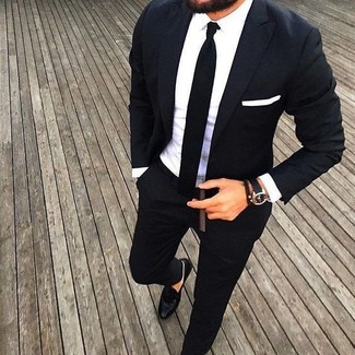 Comment porter une cravate noire pour un style elégantes à 30 ans: Harmonise un costume noir avec une cravate noire pour un look classique et élégant. Jouez la carte décontractée pour les chaussures et assortis cette tenue avec une paire de slippers en cuir noirs.