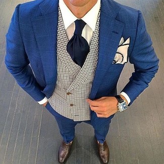 Comment porter un costume à carreaux bleu: Essaie de marier un costume à carreaux bleu avec une chemise de ville blanche pour une silhouette classique et raffinée. Termine ce look avec une paire de slippers en cuir marron foncé.