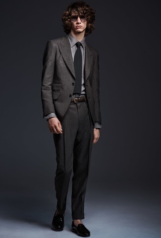 Comment porter une ceinture tressée à 20 ans: Essaie d'associer un costume gris foncé avec une ceinture tressée pour une tenue idéale le week-end. Rehausse cet ensemble avec une paire de slippers en cuir noirs.