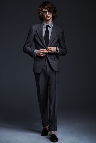 Comment porter un costume gris avec une ceinture en cuir marron: Essaie d'associer un costume gris avec une ceinture en cuir marron pour une tenue idéale le week-end. Jouez la carte classique pour les chaussures et termine ce look avec une paire de slippers en cuir noirs.