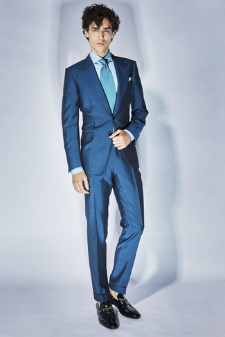 Comment porter une cravate turquoise: Choisis un costume bleu marine et une cravate turquoise pour un look pointu et élégant. Pourquoi ne pas ajouter une paire de slippers en cuir noirs à l'ensemble pour une allure plus décontractée?