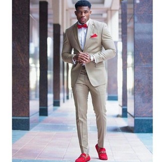 Comment porter des slippers en daim rouges en été à 30 ans: Pense à marier un costume beige avec une chemise de ville blanche pour un look pointu et élégant. Si tu veux éviter un look trop formel, opte pour une paire de slippers en daim rouges. Une bonne idée de look pour cette saison.