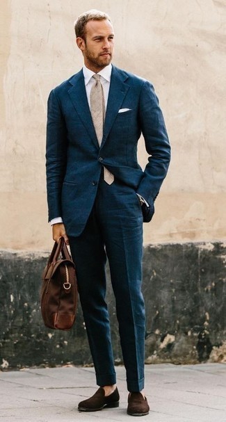 Comment porter un costume bleu canard en été à 30 ans: Associe un costume bleu canard avec une chemise de ville blanche pour un look classique et élégant. Décoince cette tenue avec une paire de slippers en velours marron foncé. Une très bonne idée de look pour pour les journées estivales.