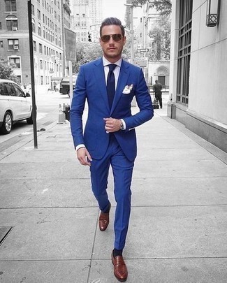 Comment porter des slippers en cuir marron: Opte pour un costume bleu avec une chemise de ville blanche pour dégager classe et sophistication. Pour les chaussures, fais un choix décontracté avec une paire de slippers en cuir marron.