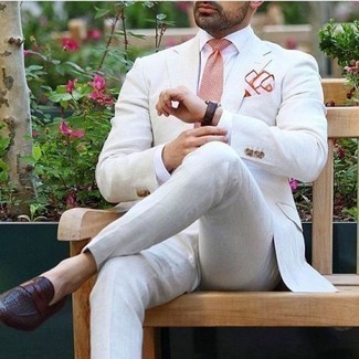 Comment porter des slippers en cuir bordeaux en été: Pense à marier un costume blanc avec une chemise de ville blanche pour un look pointu et élégant. Si tu veux éviter un look trop formel, choisis une paire de slippers en cuir bordeaux. On trouve ce look idéal pour pour les journées estivales.