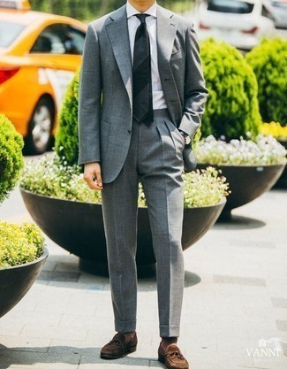 Comment porter un costume gris: Essaie d'associer un costume gris avec une chemise de ville blanche pour un look pointu et élégant. Décoince cette tenue avec une paire de slippers en daim marron.