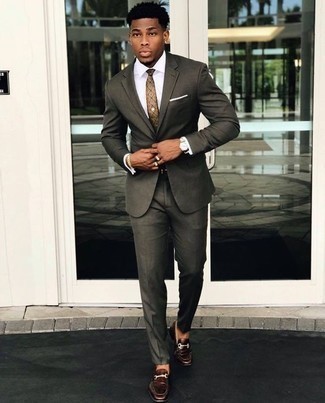 Comment porter une cravate imprimée marron quand il fait chaud: Harmonise un costume gris foncé avec une cravate imprimée marron pour un look pointu et élégant. Tu veux y aller doucement avec les chaussures? Fais d'une paire de slippers en cuir bordeaux ton choix de souliers pour la journée.