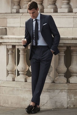 Comment porter des slippers en cuir noirs pour un style elégantes à 30 ans: Pense à associer un costume noir avec une chemise de ville blanche pour un look classique et élégant. Si tu veux éviter un look trop formel, choisis une paire de slippers en cuir noirs.