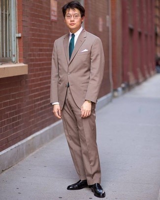 Comment porter une cravate bleu canard à 30 ans: Essaie d'harmoniser un costume marron avec une cravate bleu canard pour dégager classe et sophistication. Jouez la carte décontractée pour les chaussures et choisis une paire de slippers en cuir noirs.
