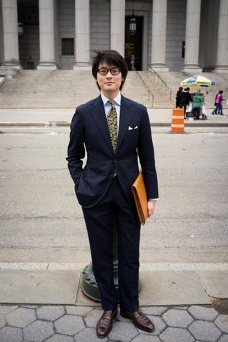 Comment porter une cravate à 20 ans: Fais l'expérience d'un style classique avec un costume bleu marine et une cravate. Jouez la carte décontractée pour les chaussures et choisis une paire de slippers en cuir marron foncé.