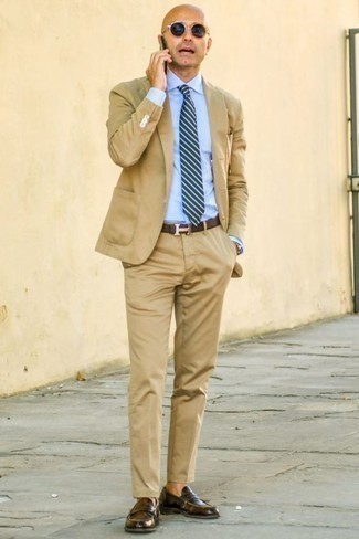 Comment porter une cravate à rayures horizontales bleu marine et vert quand il fait chaud après 40 ans: Pense à opter pour un costume marron clair et une cravate à rayures horizontales bleu marine et vert pour un look pointu et élégant. Mélange les styles en portant une paire de slippers en cuir marron foncé.