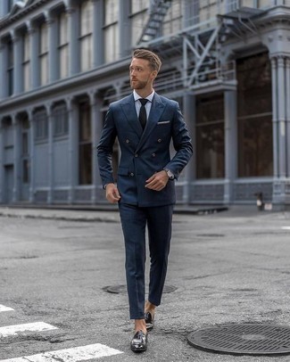 Comment porter une cravate bleu marine à 30 ans: Essaie d'associer un costume bleu marine avec une cravate bleu marine pour un look pointu et élégant. Si tu veux éviter un look trop formel, termine ce look avec une paire de slippers en cuir noirs.
