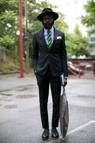 Comment porter une cravate à rayures horizontales verte: Essaie de marier un costume noir avec une cravate à rayures horizontales verte pour un look classique et élégant. Tu veux y aller doucement avec les chaussures? Termine ce look avec une paire de slippers en cuir noirs pour la journée.