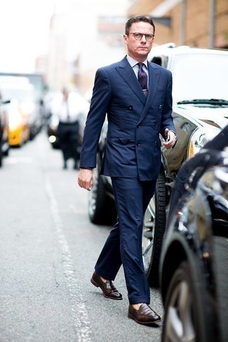 Comment porter une cravate imprimée cachemire violette après 40 ans: Choisis un costume à rayures verticales bleu marine et une cravate imprimée cachemire violette pour un look classique et élégant. Tu veux y aller doucement avec les chaussures? Fais d'une paire de slippers en cuir marron foncé ton choix de souliers pour la journée.