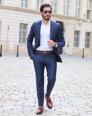 Comment porter des slippers en cuir tabac: Choisis un costume bleu marine et une chemise de ville blanche pour un look classique et élégant. Pour les chaussures, fais un choix décontracté avec une paire de slippers en cuir tabac.