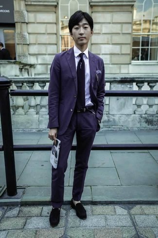 Comment porter une cravate violette: Pense à marier un costume violet avec une cravate violette pour une silhouette classique et raffinée. Mélange les styles en portant une paire de slippers en velours noirs.