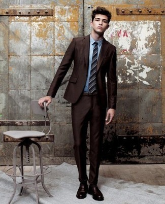 Comment porter une cravate à rayures horizontales grise: Associe un costume marron foncé avec une cravate à rayures horizontales grise pour un look classique et élégant. Décoince cette tenue avec une paire de slippers en cuir marron foncé.
