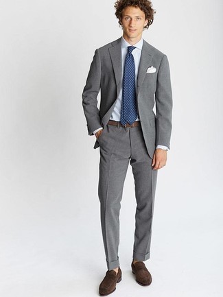Tenue: Costume gris, Chemise de ville à rayures verticales bleu clair, Slippers en daim marron foncé, Cravate imprimée bleu marine