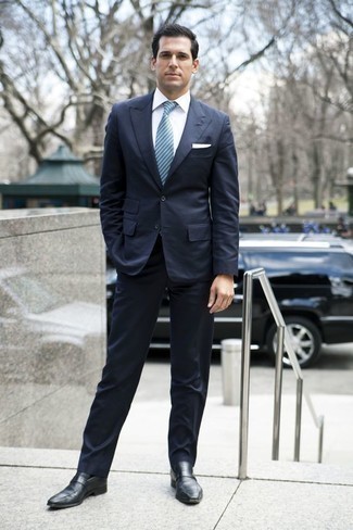 Comment porter une cravate turquoise quand il fait chaud à 30 ans: Pense à opter pour un costume bleu marine et une cravate turquoise pour un look classique et élégant. Une paire de slippers en cuir noirs apportera un joli contraste avec le reste du look.