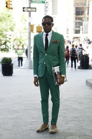 Comment porter un costume vert foncé: Harmonise un costume vert foncé avec une chemise de ville blanche pour une silhouette classique et raffinée. Décoince cette tenue avec une paire de slippers en cuir à clous noirs.