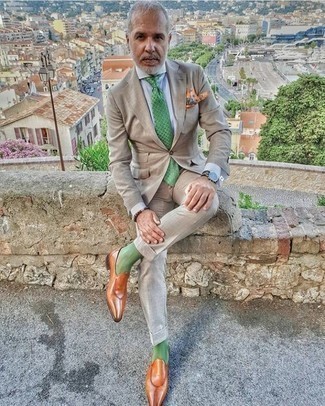 Comment porter une cravate imprimée vert menthe: Essaie de marier un costume beige avec une cravate imprimée vert menthe pour un look pointu et élégant. Jouez la carte décontractée pour les chaussures et fais d'une paire de slippers en cuir tabac ton choix de souliers.