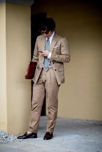 Comment porter une cravate à carreaux bleu clair: Opte pour un costume marron clair avec une cravate à carreaux bleu clair pour une silhouette classique et raffinée. Si tu veux éviter un look trop formel, complète cet ensemble avec une paire de slippers en cuir bordeaux.