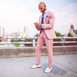 Comment porter une pochette de costume violette: Pense à marier un costume rose avec une pochette de costume violette pour obtenir un look relax mais stylé. Jouez la carte classique pour les chaussures et opte pour une paire de slippers en daim blancs.