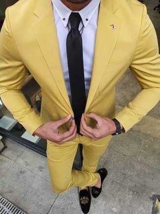 Comment porter un costume moutarde à 30 ans: Associe un costume moutarde avec une chemise de ville blanche pour un look pointu et élégant. Si tu veux éviter un look trop formel, assortis cette tenue avec une paire de slippers en velours brodés noirs.