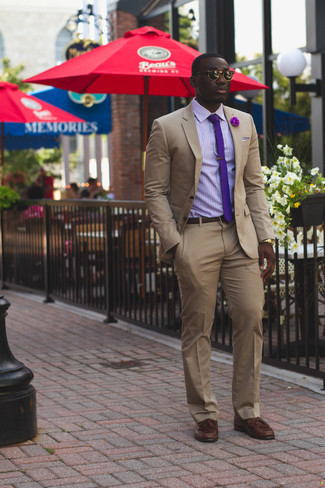 Comment porter une cravate violette: Associe un costume marron clair avec une cravate violette pour une silhouette classique et raffinée. Si tu veux éviter un look trop formel, fais d'une paire de slippers en cuir à franges marron ton choix de souliers.