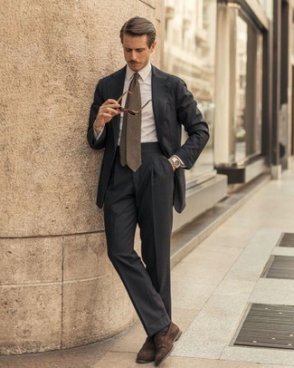 Comment porter une cravate imprimée tabac quand il fait chaud à 30 ans: Pense à marier un costume gris foncé avec une cravate imprimée tabac pour dégager classe et sophistication. Jouez la carte décontractée pour les chaussures et fais d'une paire de slippers en daim marron ton choix de souliers.