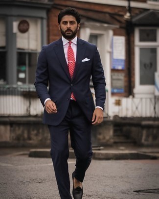 Comment porter une cravate imprimée cachemire rouge: Opte pour un costume bleu marine avec une cravate imprimée cachemire rouge pour une silhouette classique et raffinée. Tu veux y aller doucement avec les chaussures? Choisis une paire de slippers en cuir noirs pour la journée.