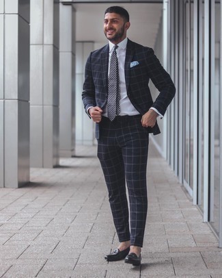 Comment porter un costume à carreaux bleu quand il fait chaud à 30 ans: Essaie d'associer un costume à carreaux bleu avec une chemise de ville blanche pour dégager classe et sophistication. Une paire de slippers en cuir noirs est une option astucieux pour complèter cette tenue.