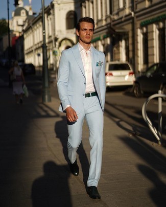 Tenue: Costume bleu clair, Chemise de ville blanche, Slippers en cuir vert foncé, Pochette de costume imprimée bleu canard