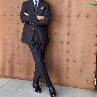 Comment porter une cravate imprimée cachemire bleu marine: Essaie de marier un costume à rayures verticales bleu marine avec une cravate imprimée cachemire bleu marine pour dégager classe et sophistication. Si tu veux éviter un look trop formel, opte pour une paire de slippers en cuir noirs.