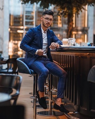 Comment porter des slippers en daim noirs: Pense à opter pour un costume écossais bleu et une chemise de ville blanche pour un look pointu et élégant. Une paire de slippers en daim noirs est une option parfait pour complèter cette tenue.