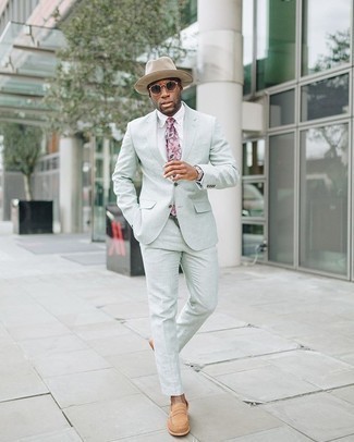 Comment porter une cravate rose: Opte pour un costume vert menthe avec une cravate rose pour un look classique et élégant. Jouez la carte décontractée pour les chaussures et opte pour une paire de slippers en daim marron clair.