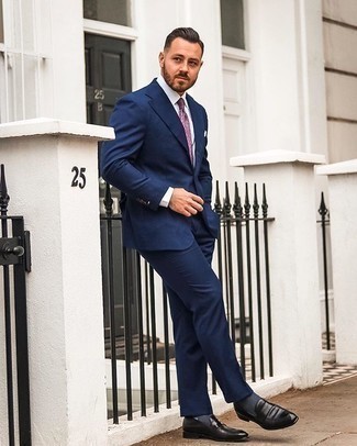 Comment porter une cravate pourpre à 30 ans: Choisis un costume bleu marine et une cravate pourpre pour dégager classe et sophistication. Mélange les styles en portant une paire de slippers en cuir noirs.