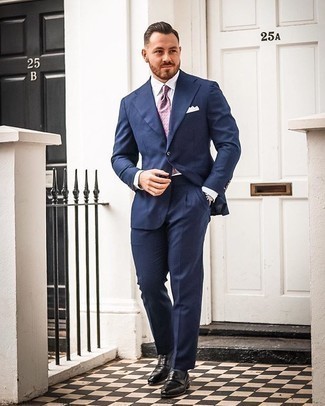 Comment porter une cravate imprimée pourpre: Pense à harmoniser un costume bleu marine avec une cravate imprimée pourpre pour une silhouette classique et raffinée. Décoince cette tenue avec une paire de slippers en cuir noirs.