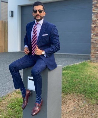 Comment porter une cravate à rayures horizontales rose: Porte un costume à carreaux bleu et une cravate à rayures horizontales rose pour un look pointu et élégant. Pour les chaussures, fais un choix décontracté avec une paire de slippers en cuir bordeaux.