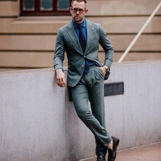 Comment porter une cravate á pois bleu marine et blanc à 30 ans: Pense à marier un costume vert foncé avec une cravate á pois bleu marine et blanc pour un look pointu et élégant. Jouez la carte décontractée pour les chaussures et opte pour une paire de slippers en cuir marron foncé.